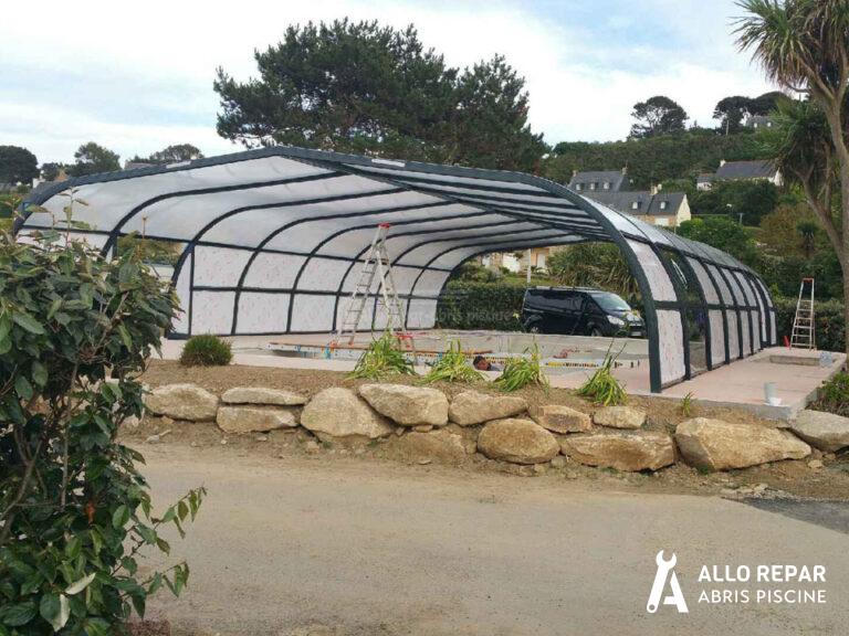 Avant réparation abri piscine endommagé par la grêle - Allo Repar Abris Piscine