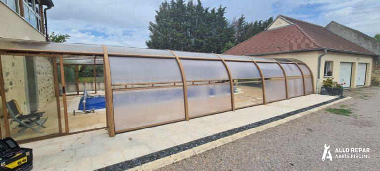 Avant rénovation d'un abri de piscine jauni avec l'usure - Allo Repar Abris Piscine