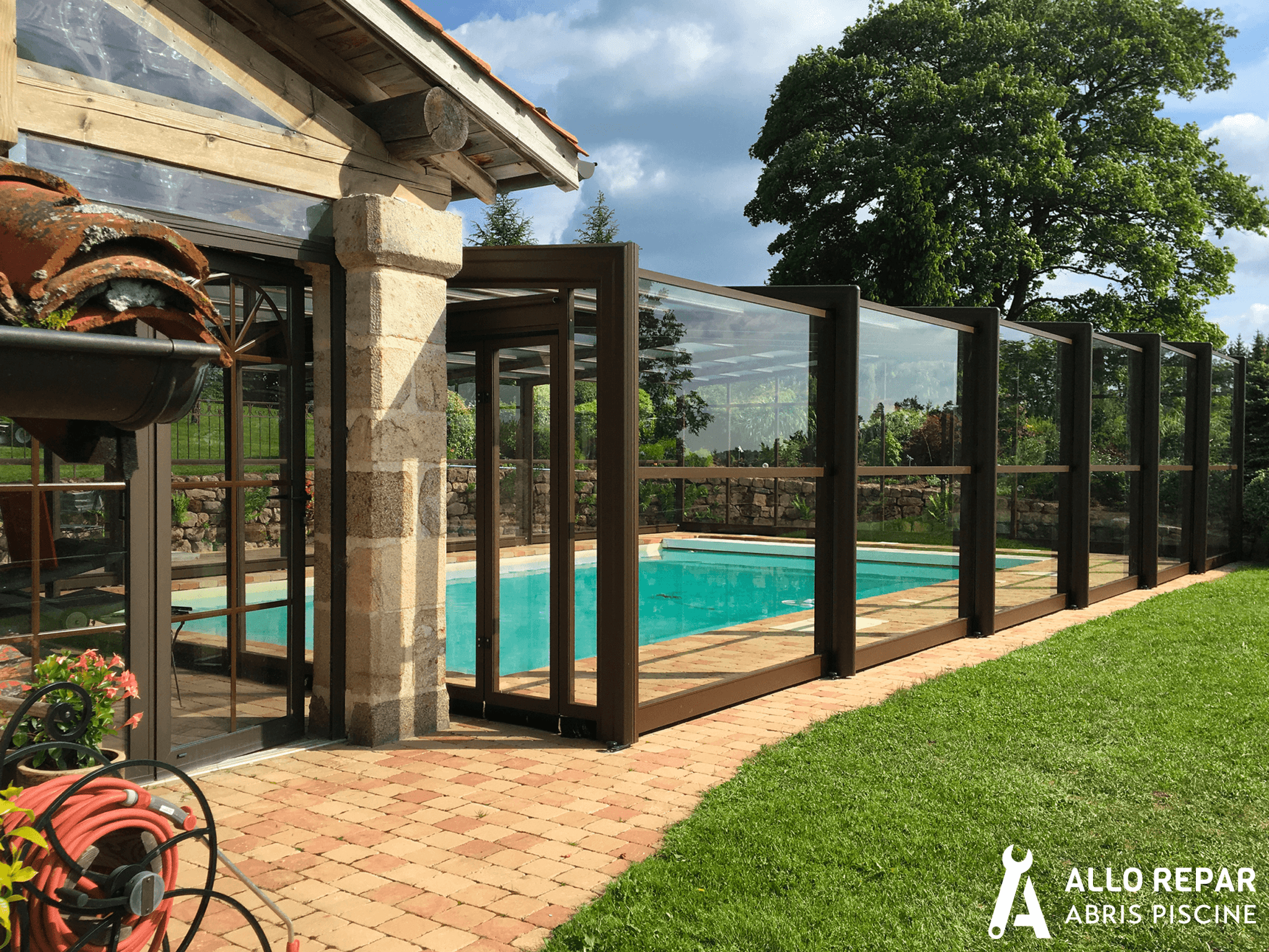 Article comment nettoyer son abri de piscine - Allo Repar Abris Piscine