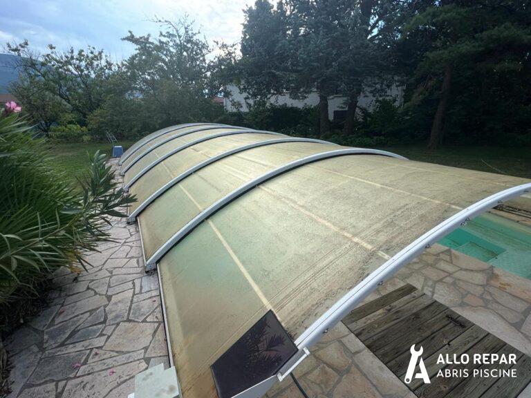 abri de piscine encrassé